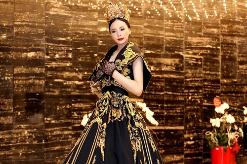 Á hậu Ngọc Quỳnh khoe nhan sắc rạng rỡ, hội ngộ ca sĩ Quang Lê