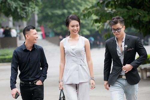 Phùng Bảo Ngọc Vân rạng rỡ làm giám khảo bên ca sĩ Đinh Mạnh Ninh