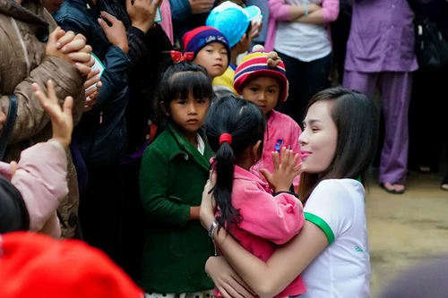 Á hậu Tố Uyên và các nghệ sĩ, bác sĩ tham gia "Ngày Từ Tâm" tại Di Linh