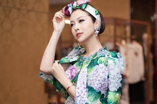 Ngỡ ngàng ngắm nhan sắc như búp bê của Hoa hậu Jennifer Phạm