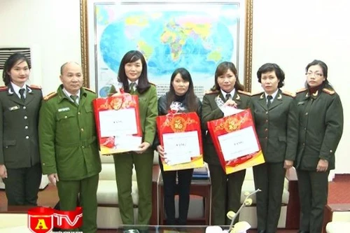 Hội phụ nữ CATP.Hà Nội trao quà cho hội viên có hoàn cảnh khó khăn