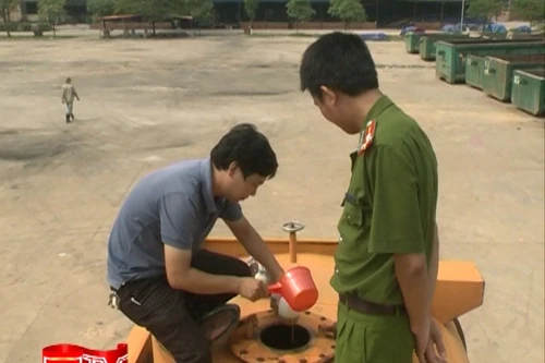 Phát hiện 3 xe ô tô chở gần 100.000 lít hóa chất độc hại