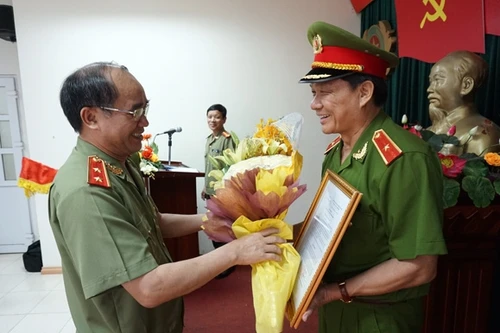 Trao quyết định tăng lương trước niên hạn cho Thiếu tướng Nguyễn Đức Nghi