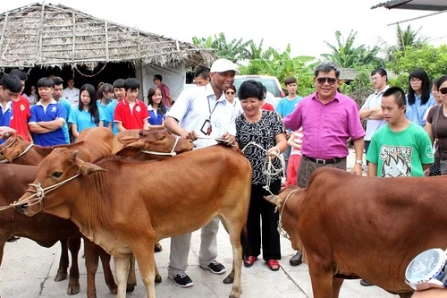 Món quà ý nghĩa với nhóm trẻ nghèo, khuyết tật