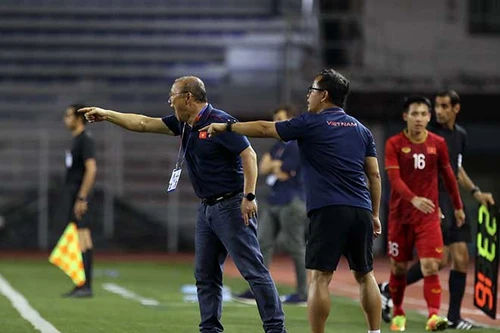 [ẢNH] Những phản ứng của HLV Park Hang Seo trên sân cỏ để bảo vệ học trò