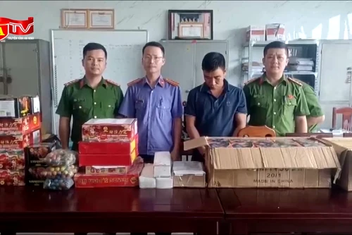 Bắt đối tượng lợi dụng mưa bão để vận chuyển số lượng lớn pháo và ma túy