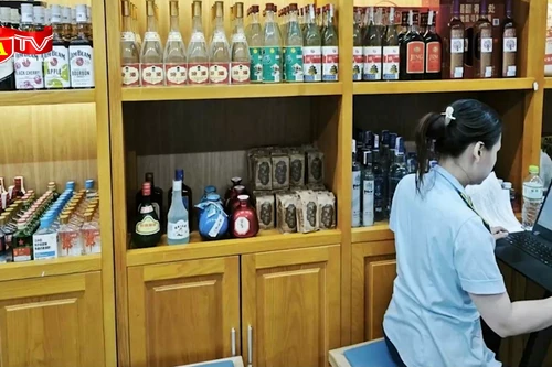 Phát hiện hơn 2000 sản phẩm rượu, thuốc lá không rõ nguồn gốc tại 1 chuỗi cửa hàng