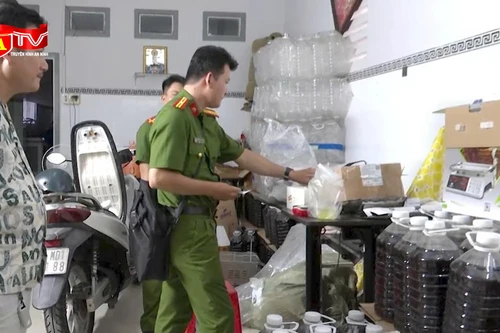 Bên trong cơ sở sản xuất nước mắm, nước giặt giả thương hiệu làm từ… hóa chất