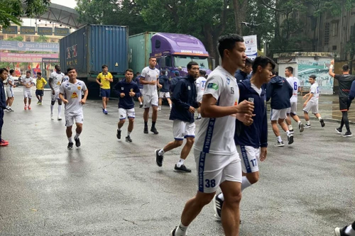 Xót xa hình ảnh CLB Quảng Nam phải ra đường tập luyện trước trận "sinh tử"