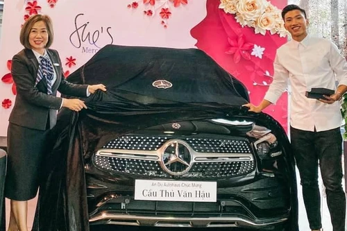 Học theo Quang Hải, Đoàn Văn Hậu tậu xe sang hơn 2 tỷ