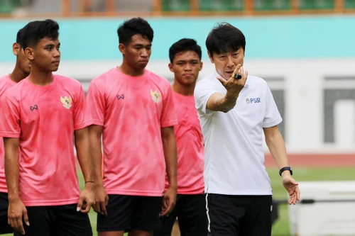 HLV Shin Tae-yong 'mất tích', LĐBĐ Indonesia nổi giận