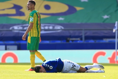 James Rodriguez ngã lăn quay khi bị cựu sao Arsenal đánh vào mặt