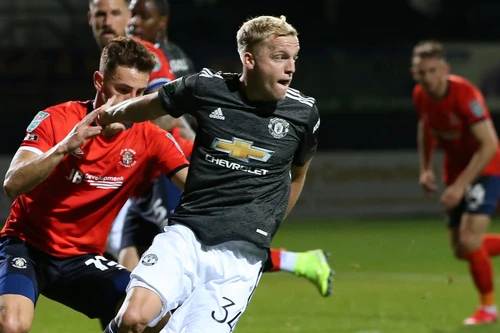 Lần đầu đá chính ở M.U, Van de Beek được động viên "xuất sắc nhất trận"