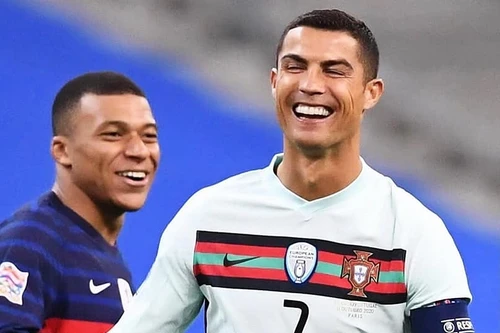 [ẢNH] Ronaldo gây sốt khi cười giòn tan cùng đàn em Mbappe