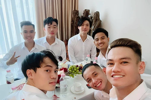 Đội bạn thân Xuân Trường, Tuấn Anh, Văn Toàn... phấn khởi bê tráp cho Công Phượng