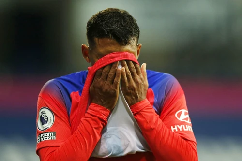 Thiago Silva bẽ mặt ngày ra mắt, HLV Lampard nói điều bất ngờ