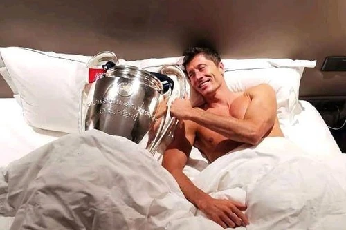 Không sợ vợ, Lewandowski đem cúp C1 lên giường ngủ