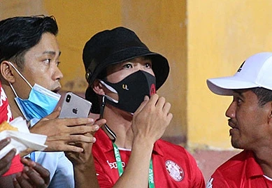 Công Phượng buồn thiu nhìn đội nhà thua thảm trên sân Hàng Đẫy