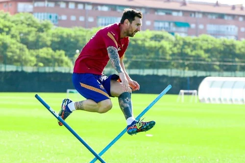 Lionel Messi, kỳ quan của bóng đá và tinh thần "không bao giờ lùi bước"
