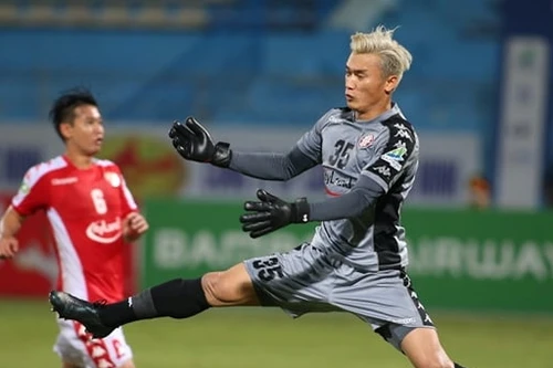 Hài hước pha bắt bài hụt của Bùi Tiến Dũng dẫn đến bàn thua trước Hà Nội FC