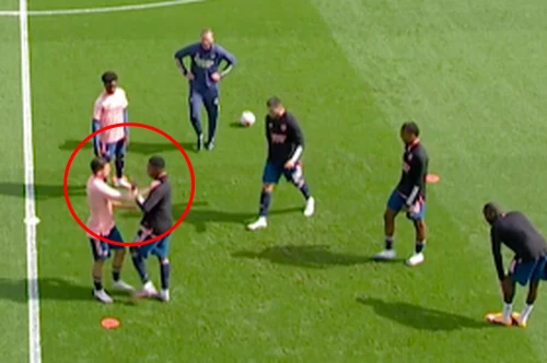 Xem 2 cầu thủ Arsenal xô xát ngay trước trận gặp Fulham