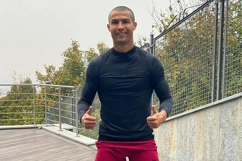 Xem Ronaldo cạo trọc đầu, hăng say rèn thể lực trong thời gian cách ly