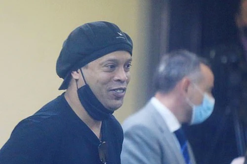 Ronaldinho hớn hở khi được trả tự do