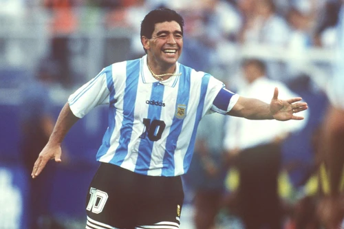 [ẢNH] Những hình ảnh đáng nhớ nhất sự nghiệp "Cậu bé vàng" Maradona