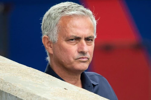 HLV Mourinho bất ngờ quay lại... trách móc M.U