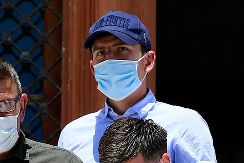 Harry Maguire được thả với sống mũi bầm tím