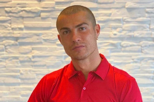 Bị virus Corona "kèm chặt", Ronaldo lỡ dịp chạm trán Messi