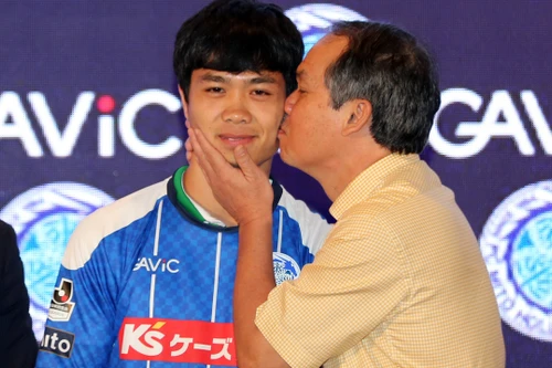 Công Phượng được "bầu" Đức giữ lại HAGL làm học trò Kiatisak