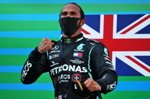 Cán cột mốc mới, Lewis Hamilton vượt qua huyền thoại Michael Schumacher