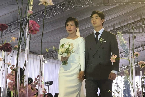 Công Phượng lịch lãm bên Viên Minh trong đám cưới ở quê nhà