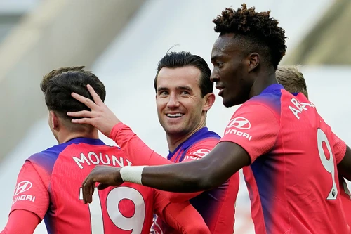 Chelsea lần đầu tiên lên đỉnh bảng Ngoại hạng Anh