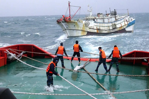 Cảnh sát biển Việt Nam cứu nạn tàu cá Trung Quốc
