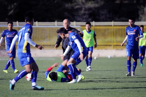 [ẢNH] Tuyển thủ Việt Nam bắt nhịp chiến thuật 3-4-3 cùng thầy Park