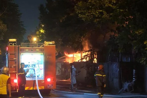 Kịp thời khống chế đám cháy tại kho xưởng ở Thanh Trì 