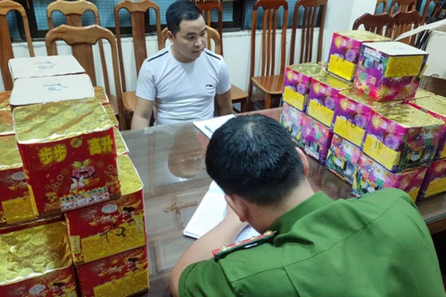 Bắt đối tượng buôn lậu 50kg pháo nổ 