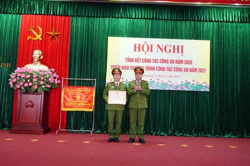 Trao tặng Huân chương bảo vệ Tố quốc cho Công an huyện Mê Linh 