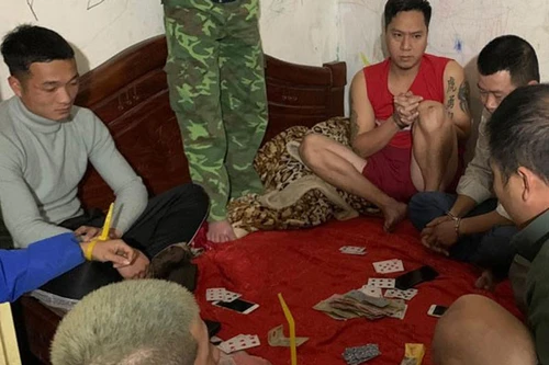 Tạm giữ hình sự 9 đối tượng đánh bạc