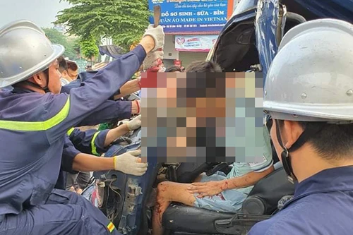 Cứu một lái xe bị mắc kẹt ca bin sau khi va chạm giao thông 