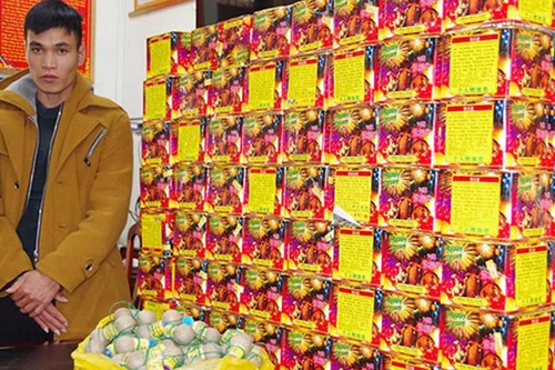 Bắt quả tang đối tượng đang vận chuyển hơn 110kg pháo 