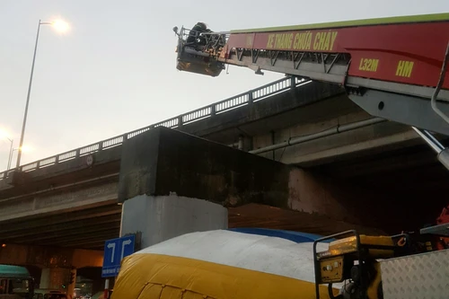 [Clip] Cứu nạn an toàn một người mắc kẹt tại gầm cầu đường cao tốc trên cao 