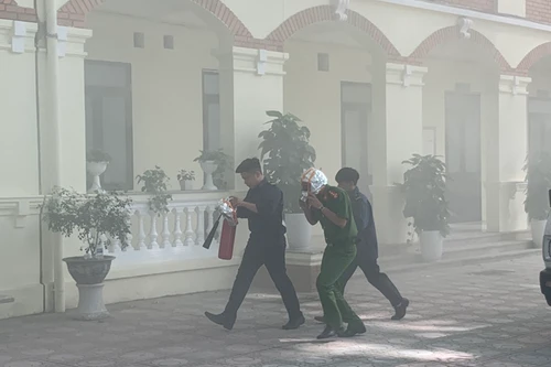 Hàng trăm học sinh tham gia thực tập cứu nạn, thoát nạn trong đám cháy giả định 