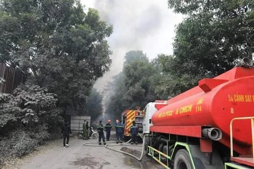 Kịp thời ngăn cháy lan tại bãi tập kết phế liệu dưới chân cầu Thanh Trì