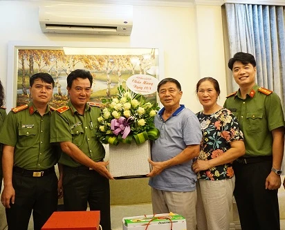 Ban giám đốc Công an Hà Nội thăm hỏi, chúc mừng lãnh đạo Công an hưu trí 