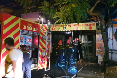 Cứu 2 người thoát nạn trong đám cháy lúc rạng sáng 