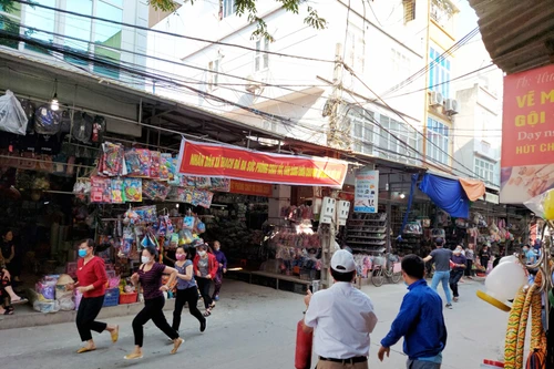 Diễn tập chữa cháy, cứu nạn tại chợ Thạch Đà, huyện Mê Linh 