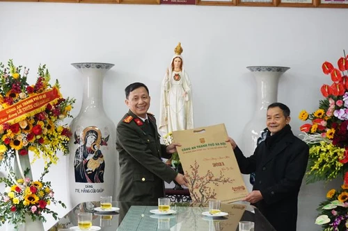 Công an Hà Nội chúc mừng, tặng quà cộng đồng giáo dân nhân dịp Giáng sinh 